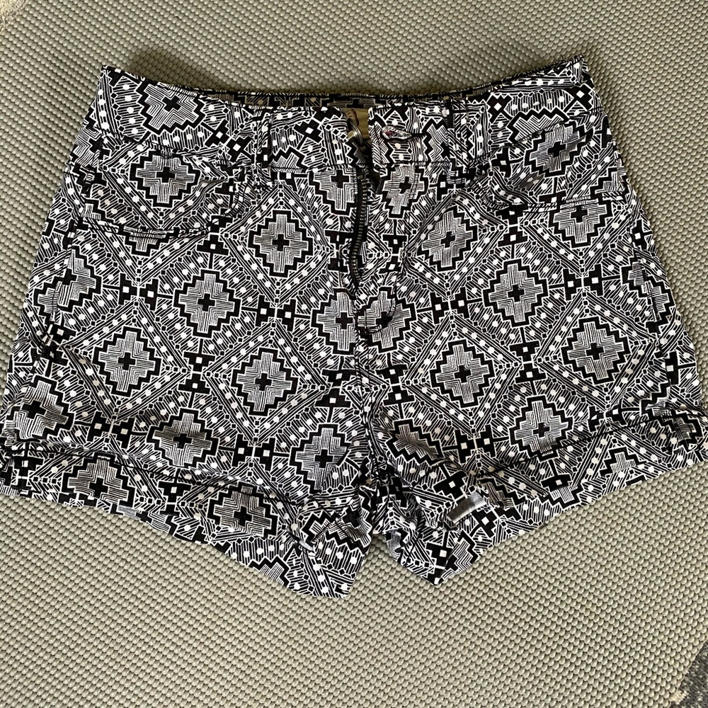 SO cute black & white patterned shorts